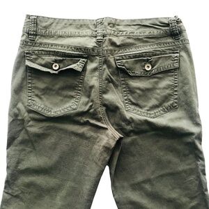 💙 5 for $25 - Jones & Co Army Green Capri's